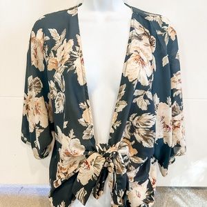 Women’s medium floral front tie, kimono lightweight